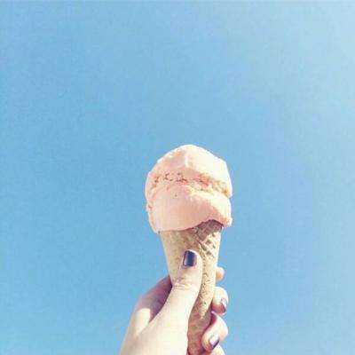 安妮·莫里斯：在彩色冰淇淋球般的雕塑中“重生”